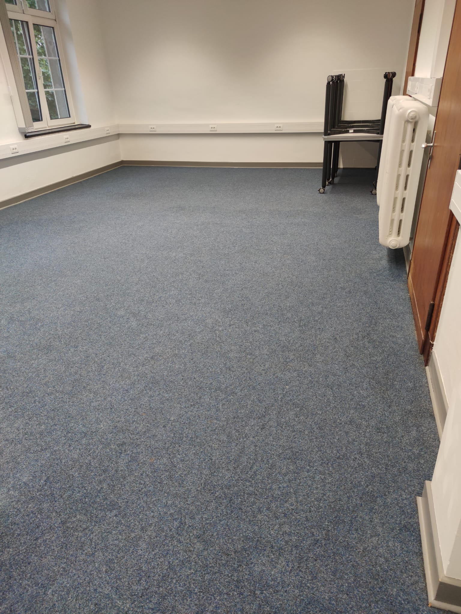 Nachher: Büro-Teppichboden vor und nach maschineller Reinigung