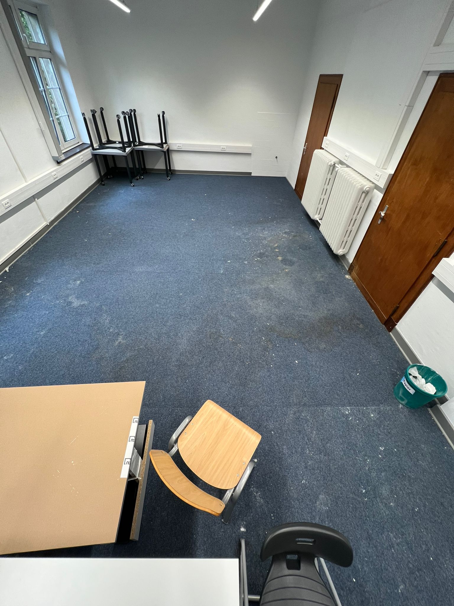 Vorher: Büro-Teppichboden vor und nach maschineller Reinigung