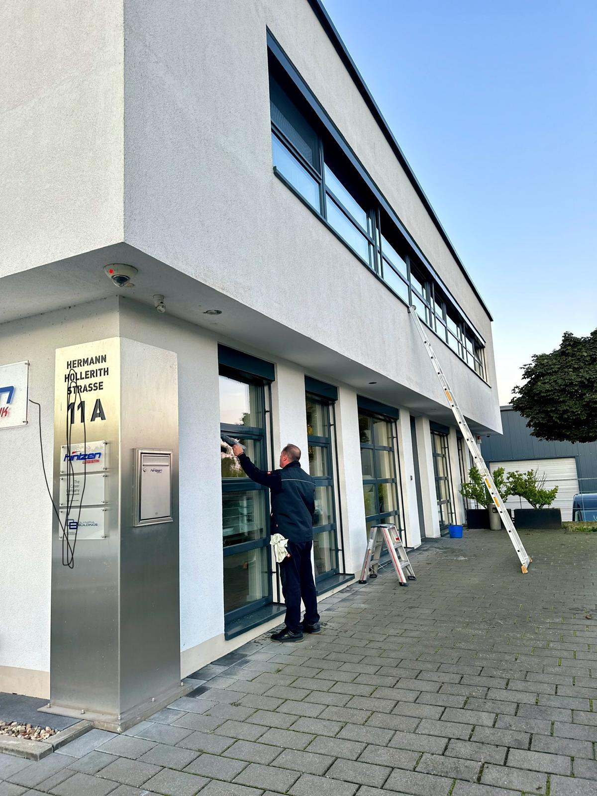 Schaufenster- und Fassadenreinigung an einem Geschäftshaus