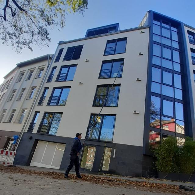 Glasreinigung an einem modernen Wohngebäude in Aachen